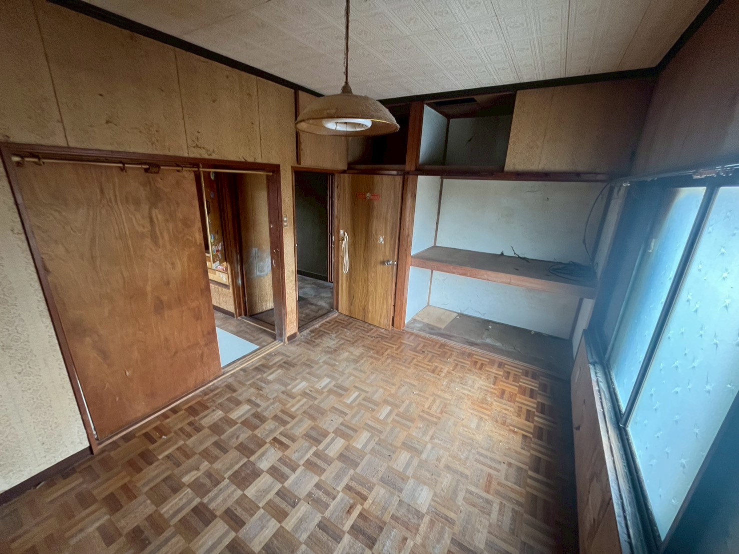 リフォーム前の築古戸建ての室内。解体せずに活用する選択肢をイメージした写真