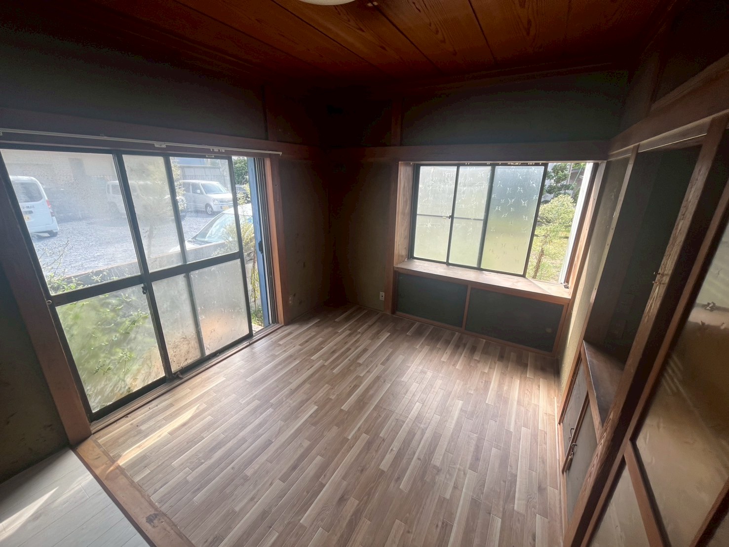 誰も住まなくなった築古の戸建て。持ち続ける空き家への課税が強まる流れを考えるイメージ