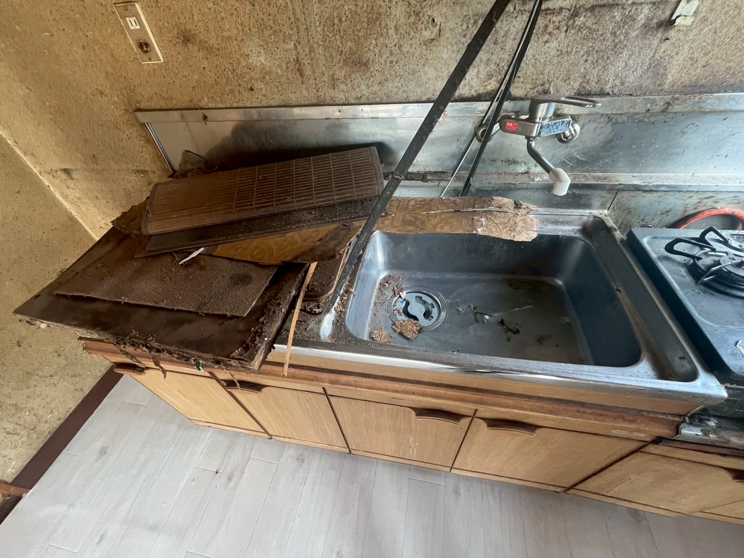 築古戸建ての室内。仕入れた物件を賃貸に回すまでの流れをイメージ