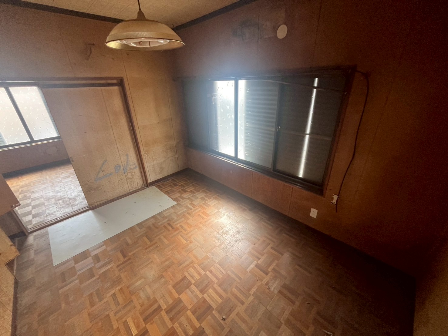 長く空き家になっていた古い戸建ての室内。判断能力を失うと処分が難しくなることをイメージ