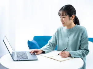 ノートパソコンで学ぶ女性のイメージ（コミュニティで学びをスタート）