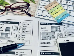賃貸物件の資料を確認しているイメージ