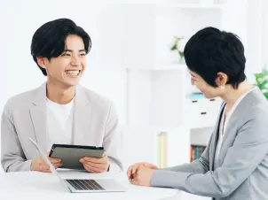 タブレットで相談するメンバーのイメージ