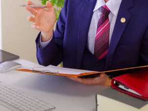 書類を確認する弁護士のイメージ