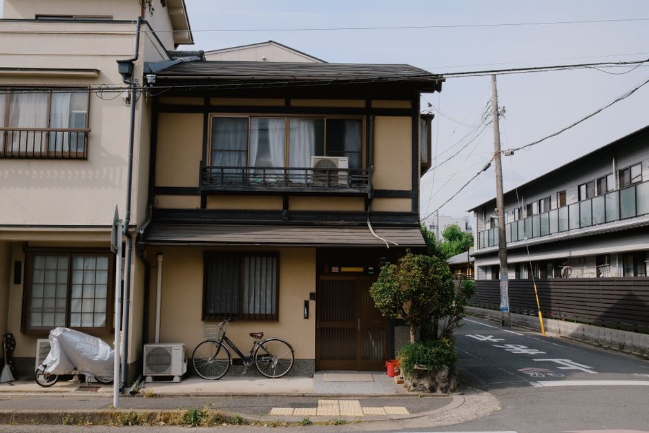 誰も住まなくなった郊外の一戸建て。相続した実家の維持費を考えるイメージ
