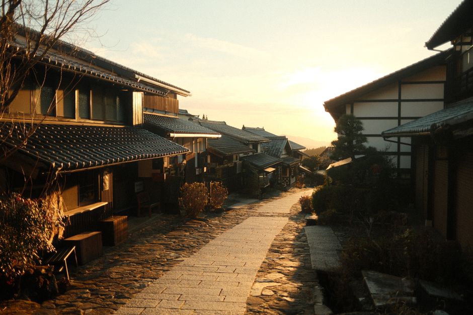 買い手がつかず空き家のまま残る郊外の一戸建て。相続した実家が売れず負動産化するイメージ