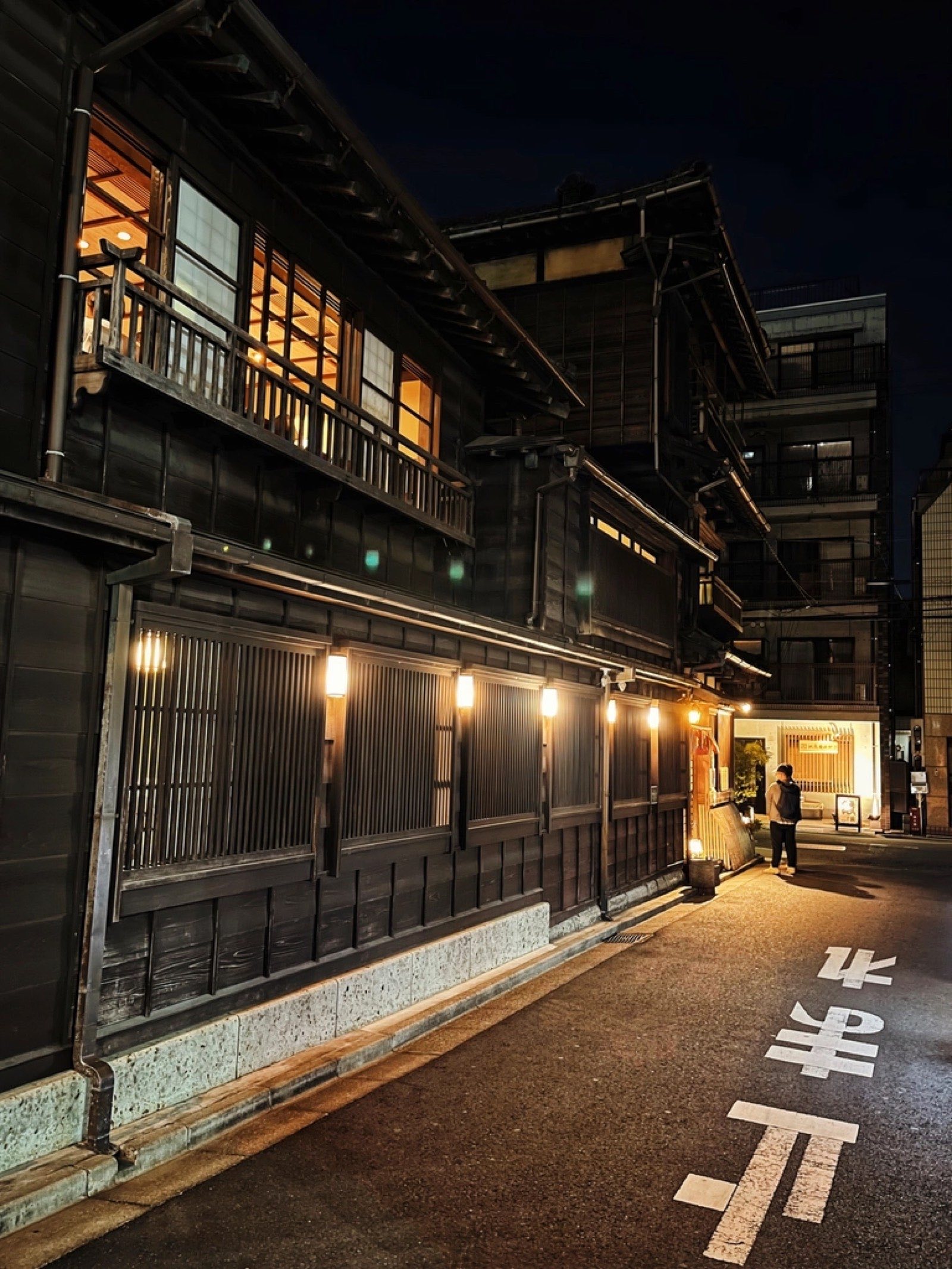 夜の伝統家屋の外観。築古戸建て投資で陥りがちな失敗パターンのイメージ