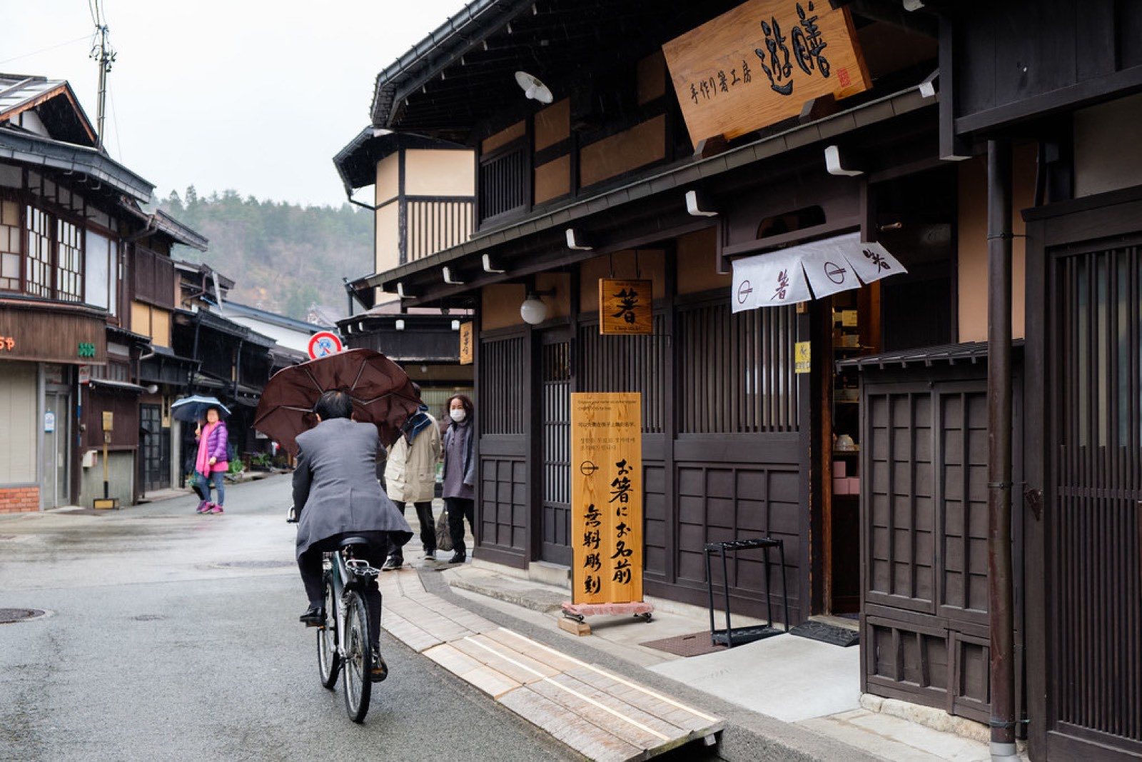 古い町並み。ボロ戸建てや格安中古物件を探し歩くイメージ